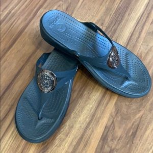 Crocks sandals Size 9 liquid metallic wedge flip